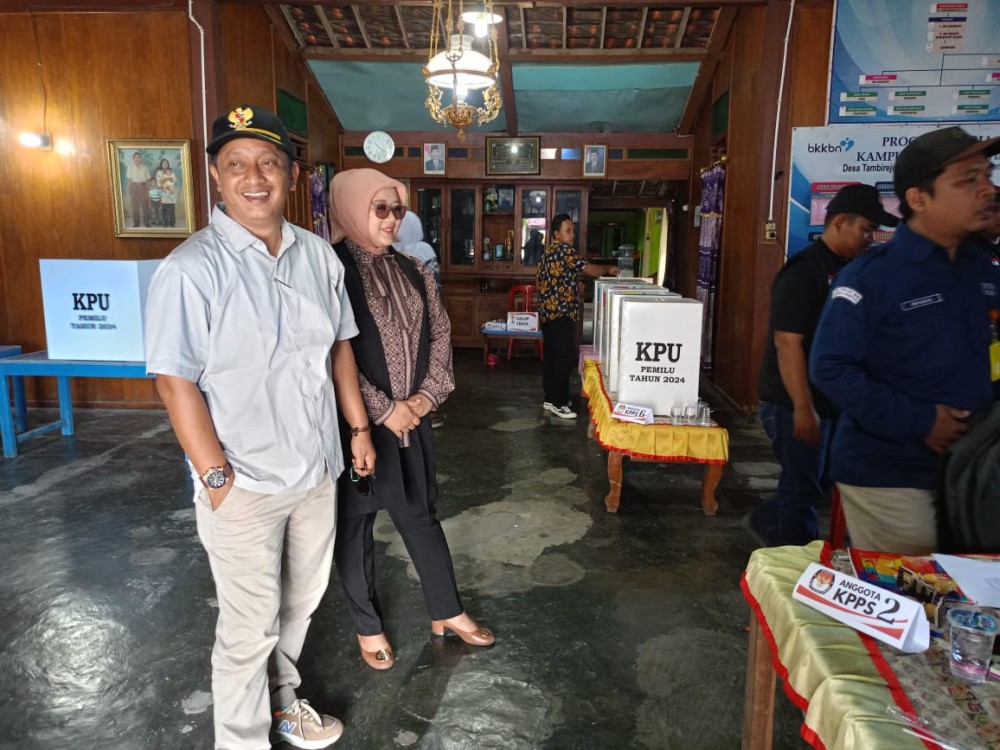 Kades Bersama Ketua TP PKK Desa Tambirejo Pantau Pesta Demokrasi