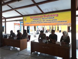 Dari kiri ke kanan. Bp. Purwanto ( Binmas Polres Grobogan) Kepala Desa Tambirejo Y.R. Puspitanianto,S.Sos. , Kapolsek Toroh Ibu Sudarwati, SH, Kasubdit Binmas Polda Jawa Tengah Bp. AKBP Hindro Priyanto, SH dan Tim Pelatih
