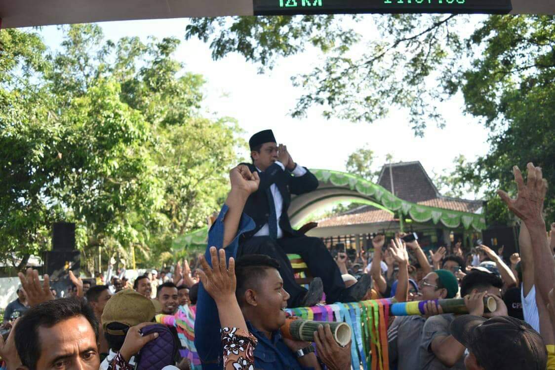 Calon Kades AAN Menang, Pulang Ditandu Warga