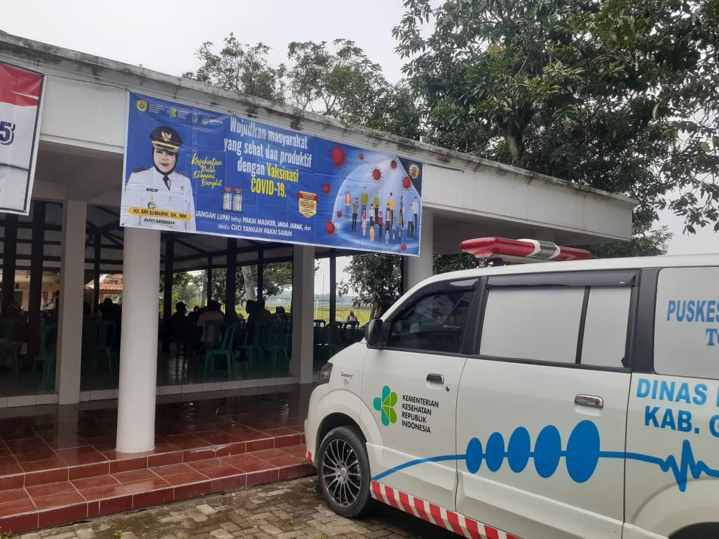 HARI PERTAMA VAKSINASI COVID 19 LANSIA DESA TAMBIREJO