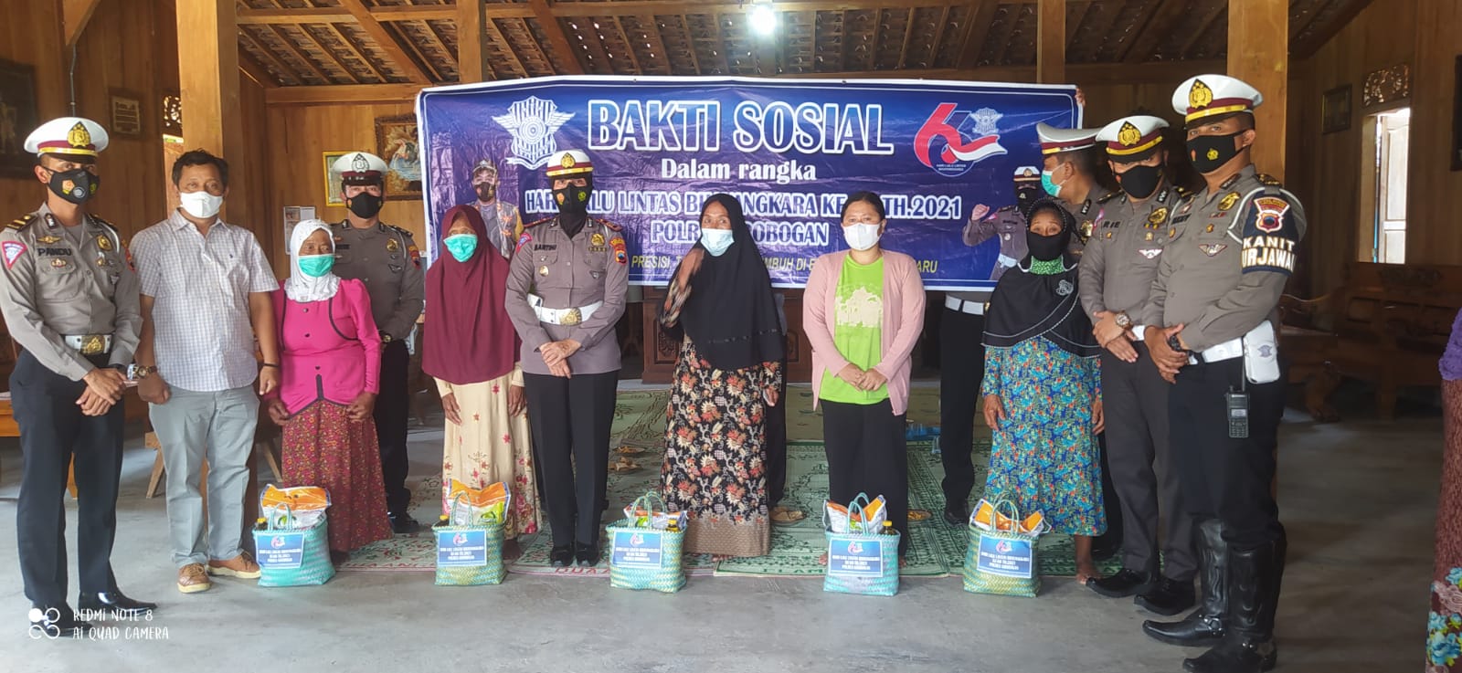 Satlantas Grobogan Bagi Paket Sembako untuk 25 Ruta Miskin Desa Tambirejo